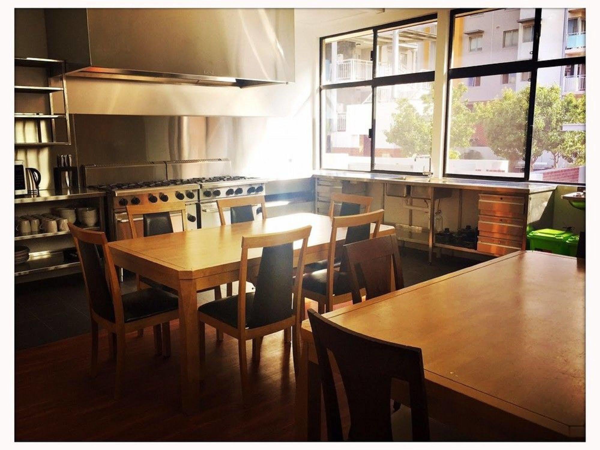 Downtown Backpackers Hostel Perth - Note - Valid Passport Required For Check In Екстер'єр фото